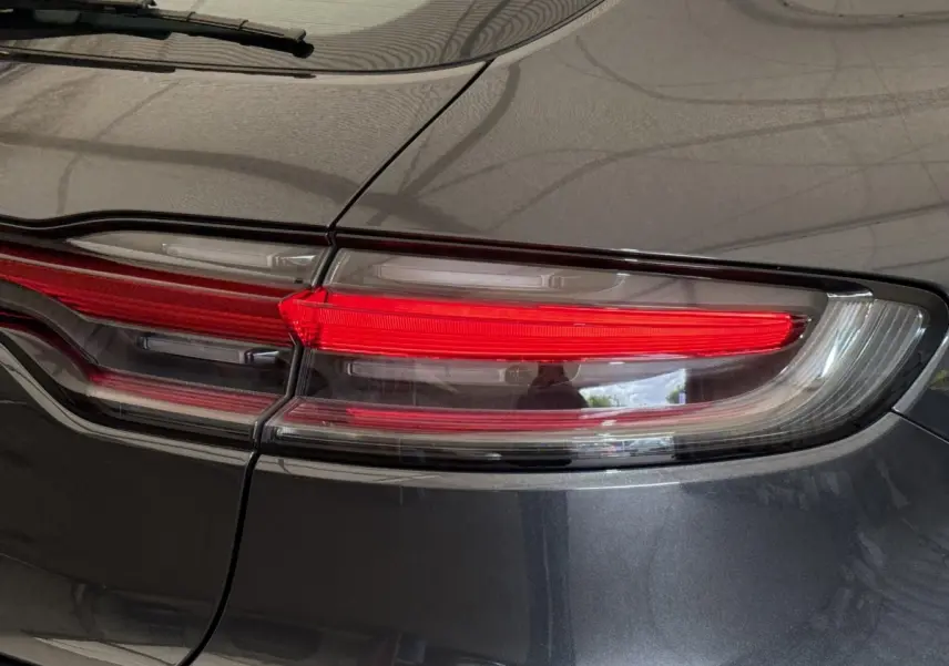 Gros plan sur le feu arrière droit rouge et gris foncé d'un Porsche Macan 3.0 S de 2019.