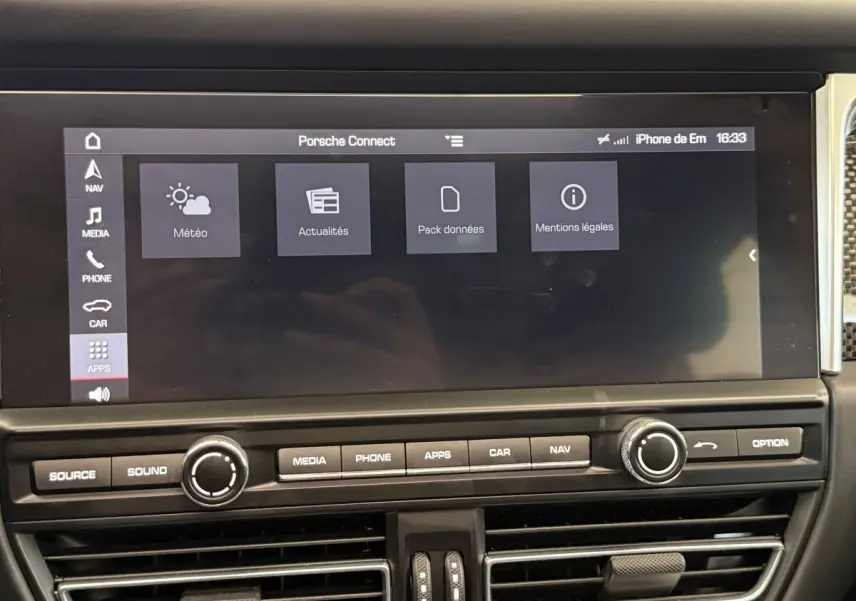 Écran tactile central du tableau de bord du Porsche Macan 3.0 S, affichage des applications connectées.