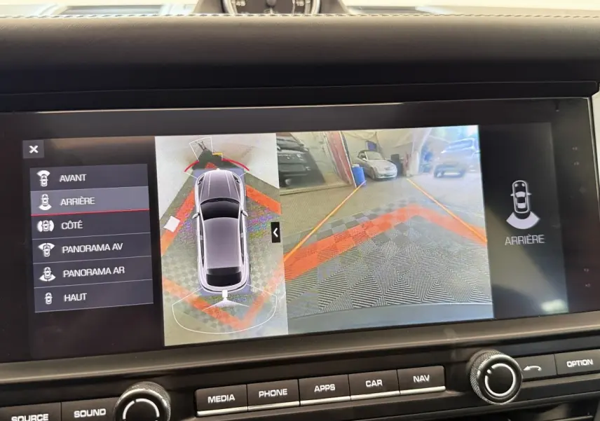 Écran tactile intérieur affichant la vue arrière et la caméra 360° du Porsche Macan gris foncé, version 3.0 S.