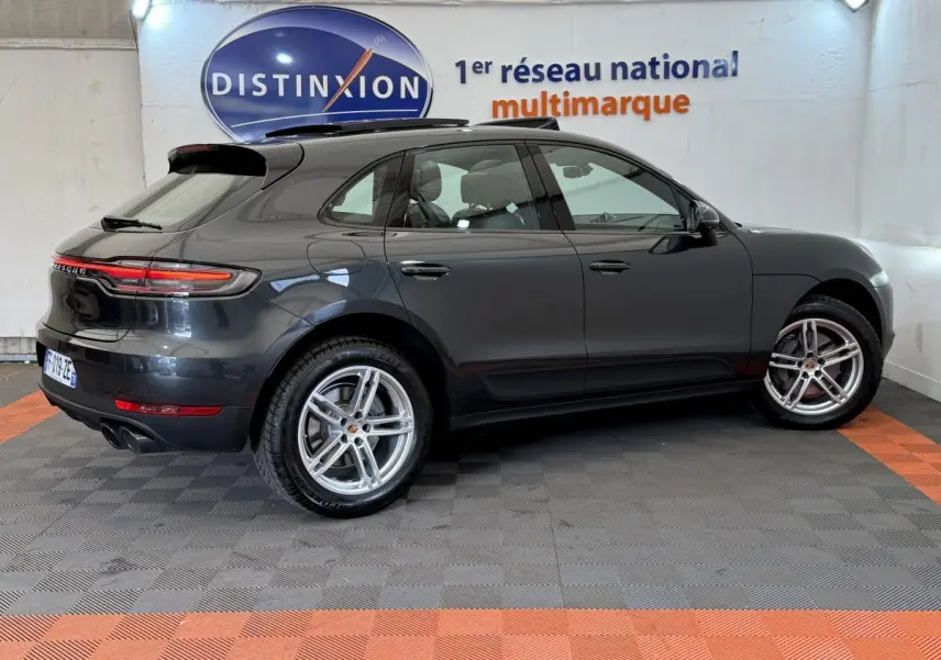 Vue de profil droit d'un Porsche Macan 3.0 S gris foncé avec jantes alliage et feux arrière LED continus.
