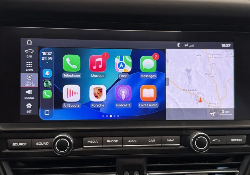 Écran tactile central du tableau de bord du Porsche Macan 3.0 S 2019 affichant Apple CarPlay et navigation GPS.