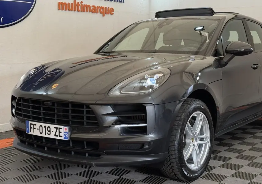 Porsche Macan 3.0 S gris foncé vue 3/4 avant droit, avec phares LED et jantes alliage argentées.