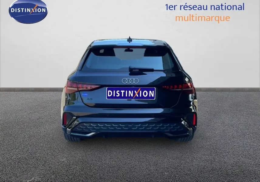 Vue arrière d'une Audi A3 Sportback 40 TFSIe noire Mito Metal, avec feux LED et logo distinctif sur fond neutre.
