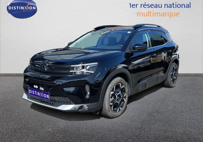 Citroën C5 Aircross noir Perla Nera, vue 3/4 avant droit, avec jantes noires et détails argentés au pare-chocs.
