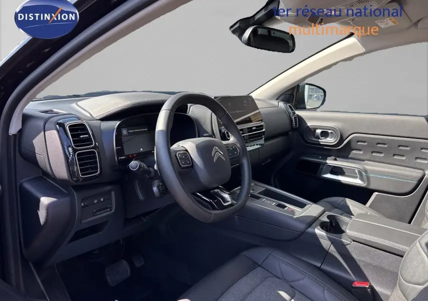 Intérieur noir du Citroën C5 Aircross 2025 vu côté conducteur, avec tableau de bord numérique et volant multifonction.
