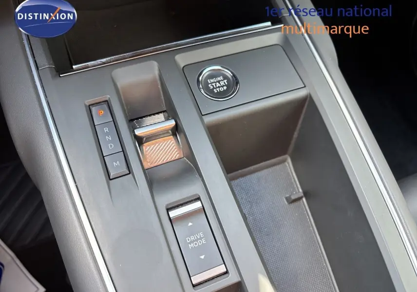 Vue rapprochée de la console centrale noire du Citroën C5 Aircross 2025 avec bouton start/stop et commandes de boîte auto.