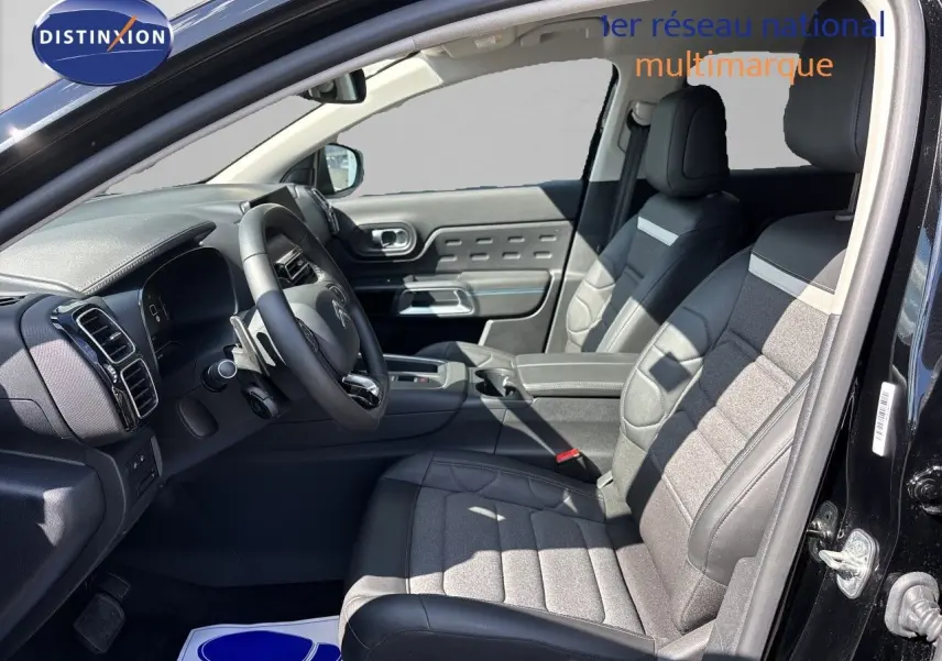 Vue intérieure côté conducteur du Citroën C5 Aircross noir Perla Nera, sièges tissu et cuir, volant multifonction.