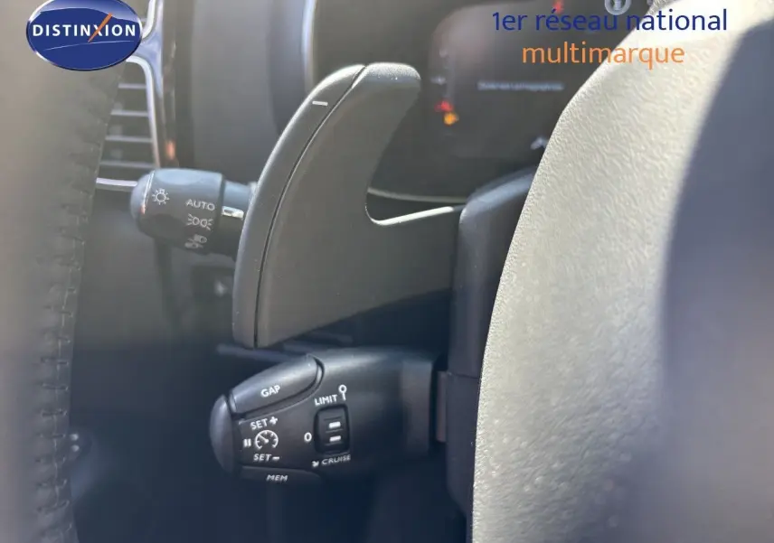 Gros plan sur la commande de régulateur de vitesse côté gauche du volant du Citroën C5 Aircross noir Perla Nera 2025.