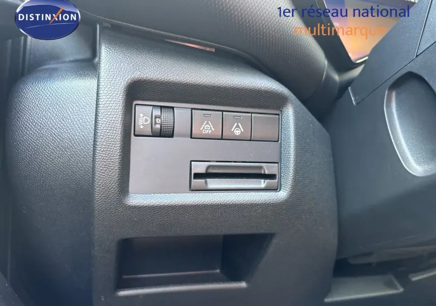 Détail des commandes de réglage d’éclairage et aides à la conduite côté gauche du tableau de bord noir du Citroën C5 Aircross 2025.