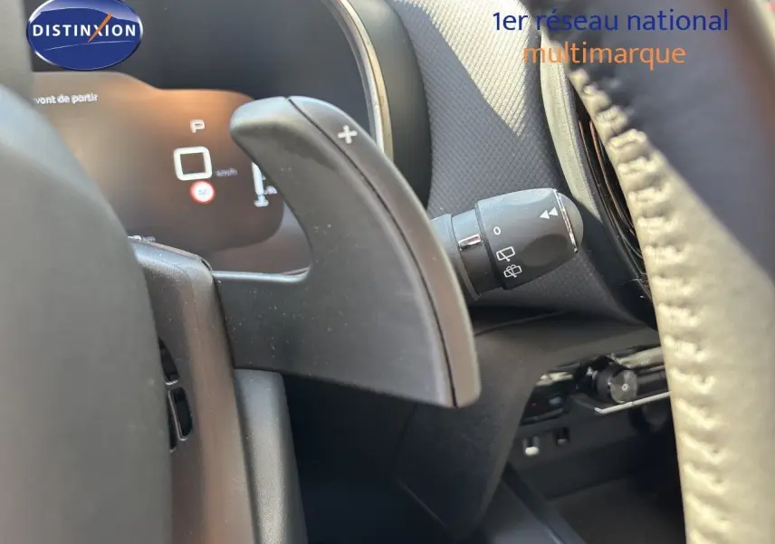 Gros plan sur la palette de changement de vitesse droite du volant dans l’habitacle noir du Citroën C5 Aircross 2025.