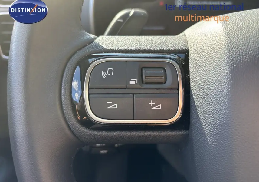 Gros plan sur les commandes de volume et de téléphone au volant du Citroën C5 Aircross noir Perla Nera 2025.