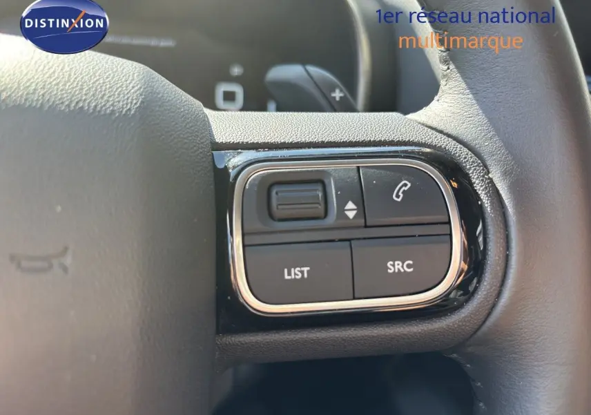 Gros plan sur les commandes au volant du Citroën C5 Aircross 2025, finition noire avec boutons multifonctions.