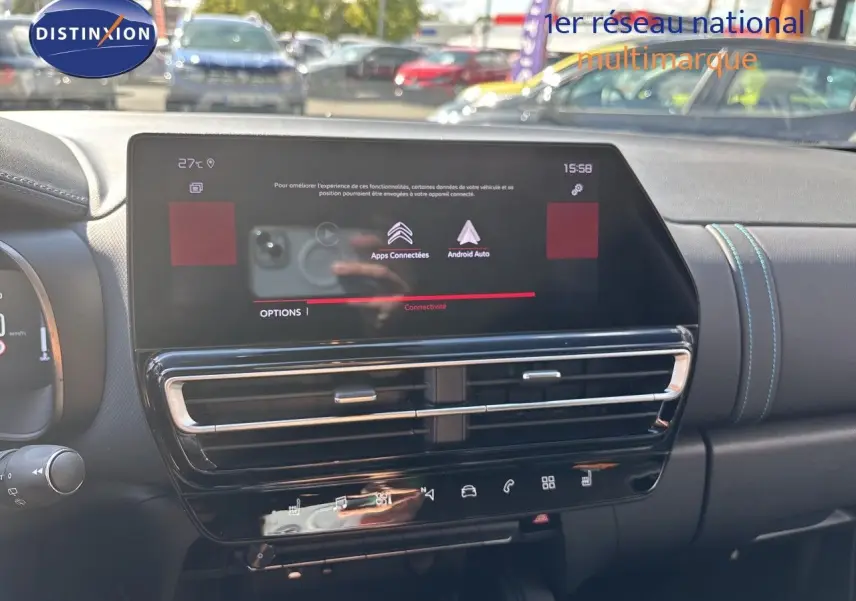Tableau de bord du Citroën C5 Aircross 2025 noir, vue frontale sur l’écran tactile et les commandes de climatisation.