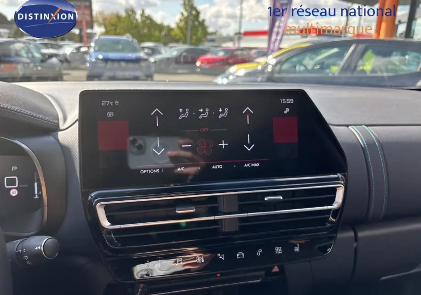 Vue rapprochée de l’écran tactile central et de la console du tableau de bord du Citroën C5 Aircross noir, avec commandes de climatisation digitales.