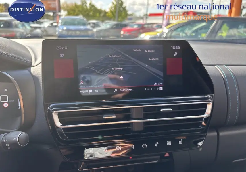 Vue rapprochée du tableau de bord du Citroën C5 Aircross 2025, écran tactile avec navigation et commandes tactiles noires brillantes.