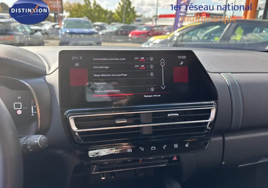 Vue intérieure du tableau de bord de la Citroën C5 Aircross noir Perla Nera, avec écran tactile et commandes modernes.