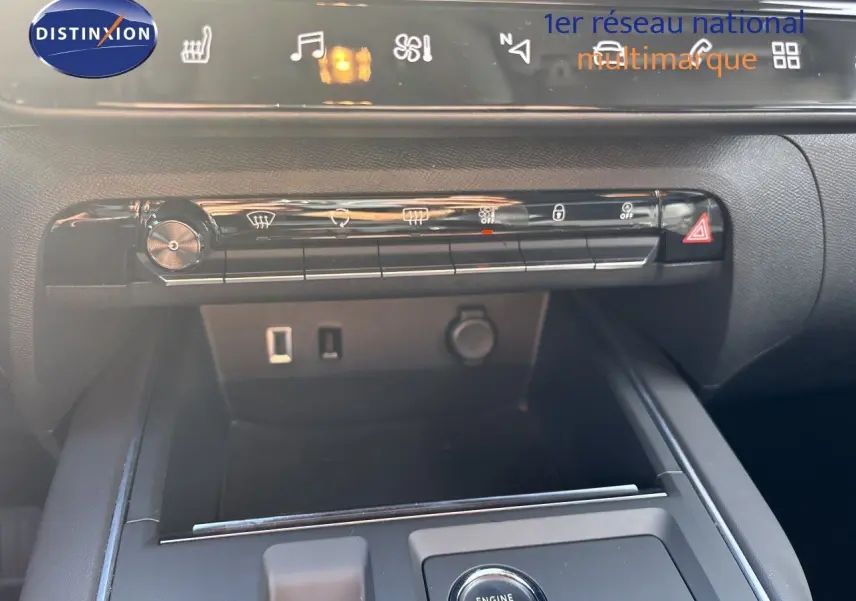 Vue rapprochée de la console centrale du Citroën C5 Aircross noir Perla Nera, avec commandes climatisation et bouton start.