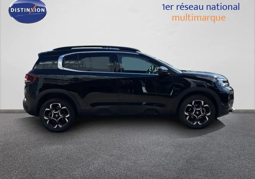 Profil latéral droit d'un Citroën C5 Aircross noir Perla Nera, avec jantes alliage et toit noir contrasté.