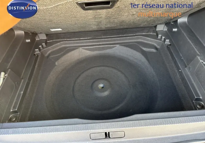 Coffre ouvert vu de dessus du Citroën C5 Aircross noir Perla Nera, montrant le rangement sous plancher vide.