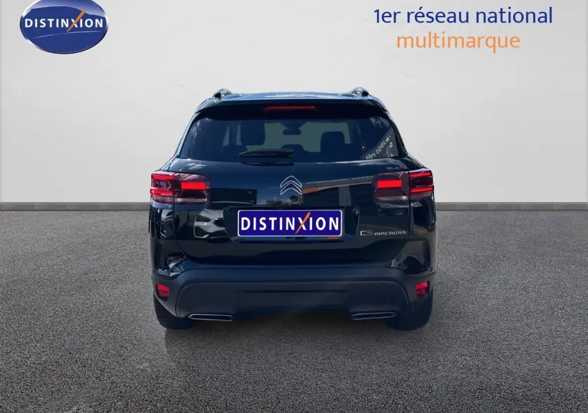 Vue arrière d'un Citroën C5 Aircross noir Perla Nera métal, mettant en valeur ses feux arrière LED et son design épuré.