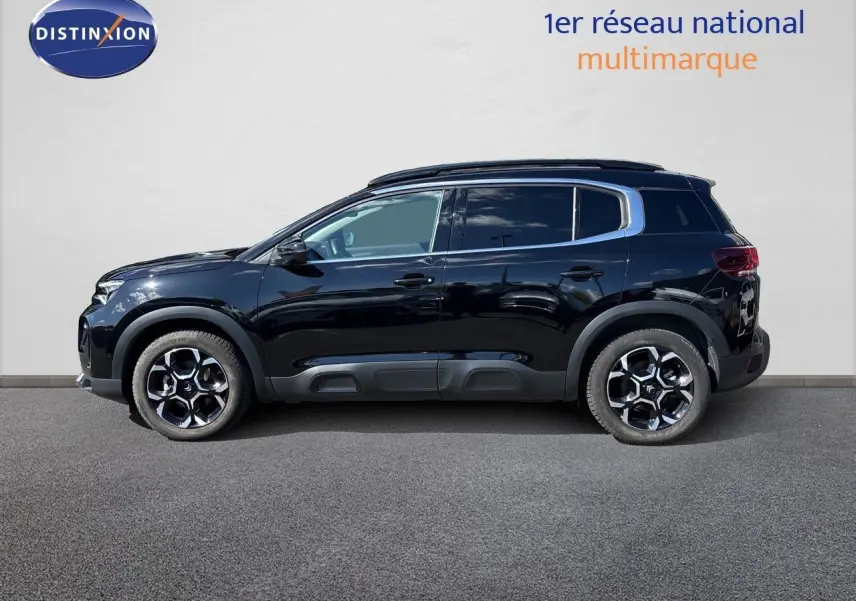 Profil droit d'un Citroën C5 Aircross noir Perla Nera 2025 avec jantes bi-ton et protections latérales noires.
