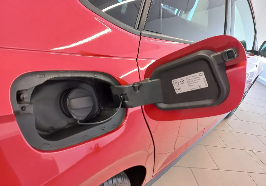 Vue rapprochée du côté gauche arrière d’une Volkswagen Polo Rouge Roi 2025 avec trappe à carburant ouverte.