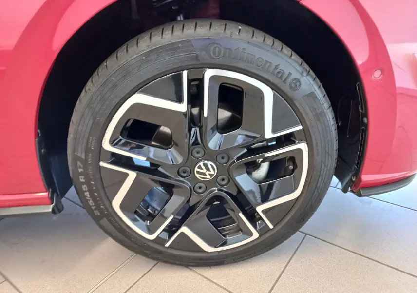 Gros plan sur la roue avant droite d'une Volkswagen Polo Rouge Roi 2025, jante alliage noire et argentée R-Line.