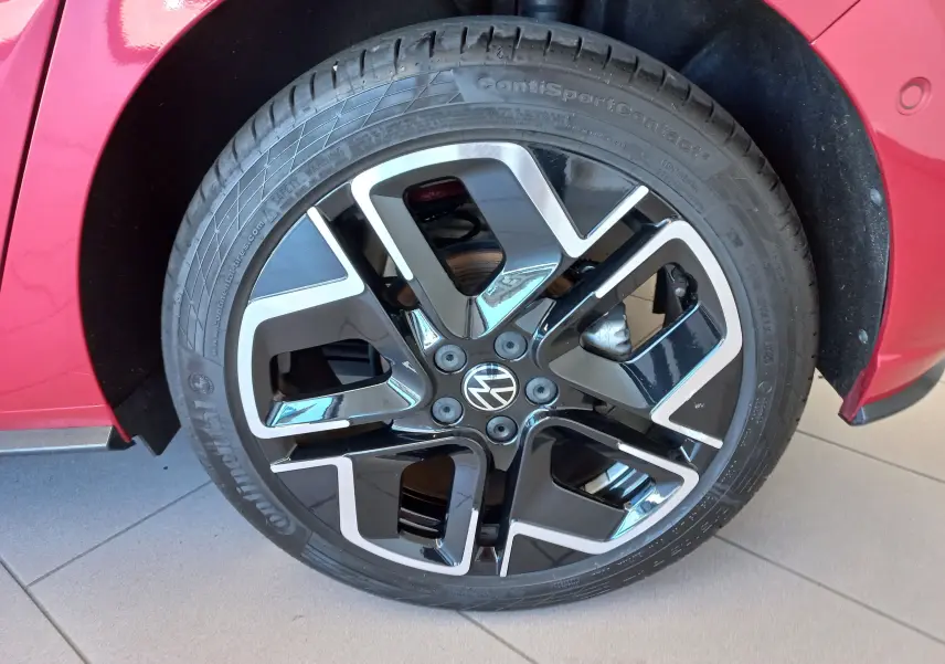 Gros plan sur la roue avant droite d'une Volkswagen Polo Rouge Roi 2025 avec jante alliage R-Line au design moderne.
