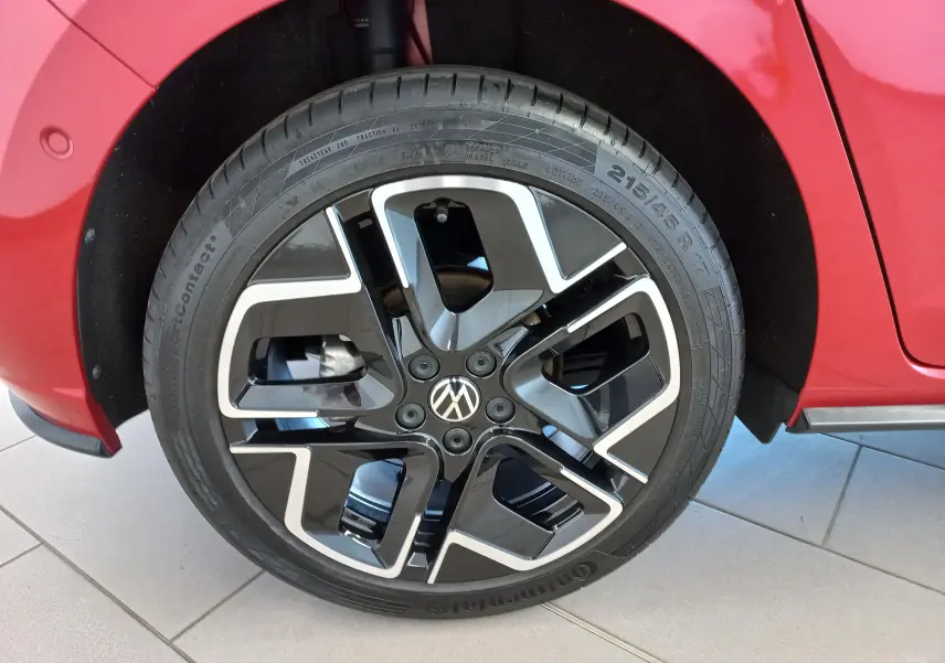 Gros plan sur la roue arrière droite d'une Volkswagen Polo 2025 Rouge Roi avec jante alliage R-Line distinctive.