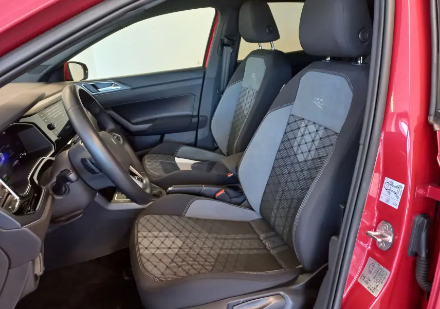Vue intérieure côté conducteur de la Volkswagen Polo 2025 Rouge Roi avec sièges R-Line en tissu et alcantara.