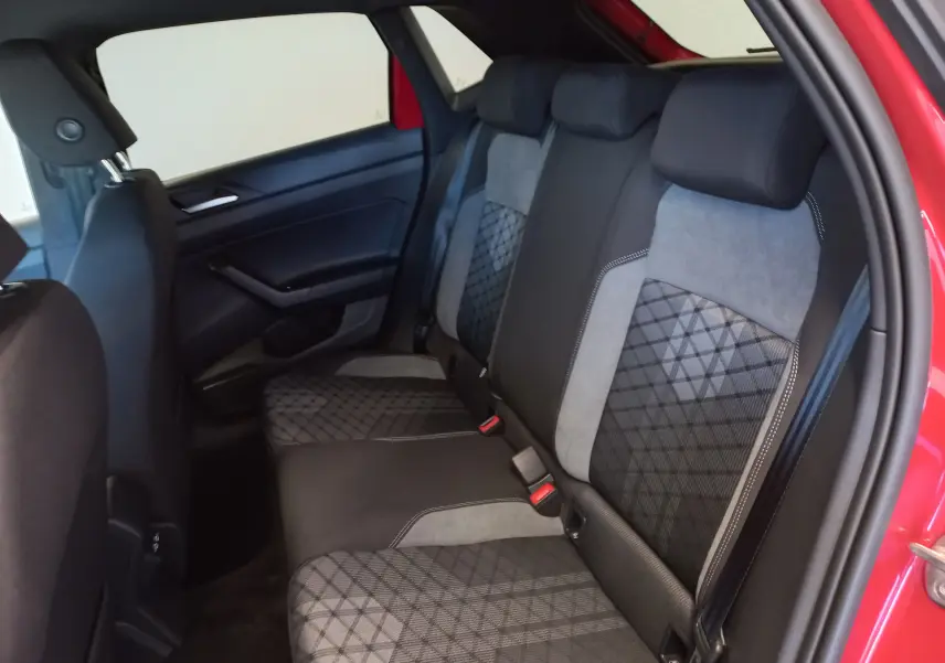 Vue intérieure côté droit des sièges arrière en tissu gris et noir de la Volkswagen Polo Rouge Roi 2025 R-Line Edition.