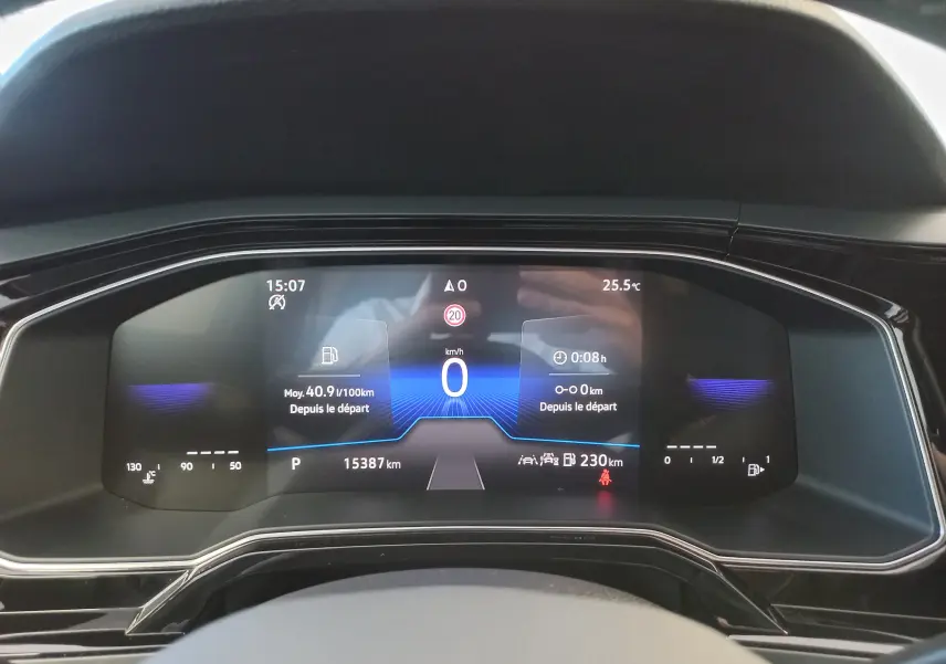 Tableau de bord numérique de Volkswagen Polo 2025 affichant vitesse, température et autonomie, vue de face depuis le poste de conduite.