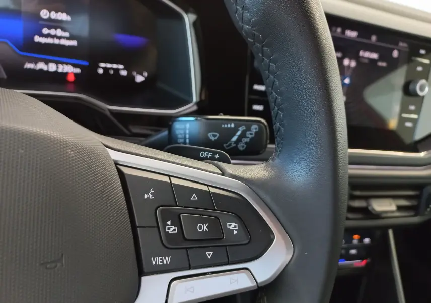 Gros plan sur le volant cuir et les commandes multifonctions du Volkswagen Polo 1.0 TSI 116 DSG7 R-Line Edition 2025.