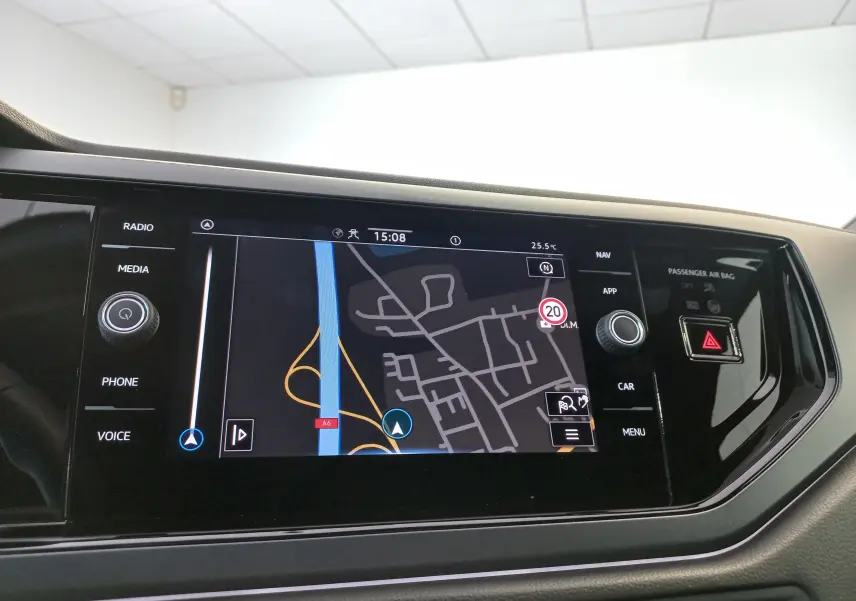 Écran tactile central du Volkswagen Polo 2025 Rouge Roi, affichant la navigation avec commandes tactiles autour.