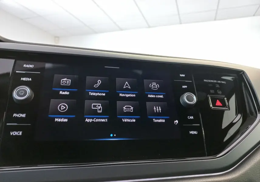 Écran tactile central de la Volkswagen Polo 2025 Rouge Roi, affichant les options radio, téléphone et navigation.