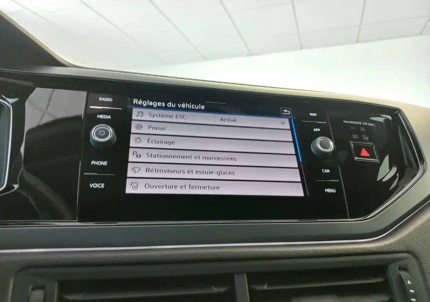 Écran tactile central du Volkswagen Polo 2025 affichant les réglages du véhicule, vue de face intérieure.