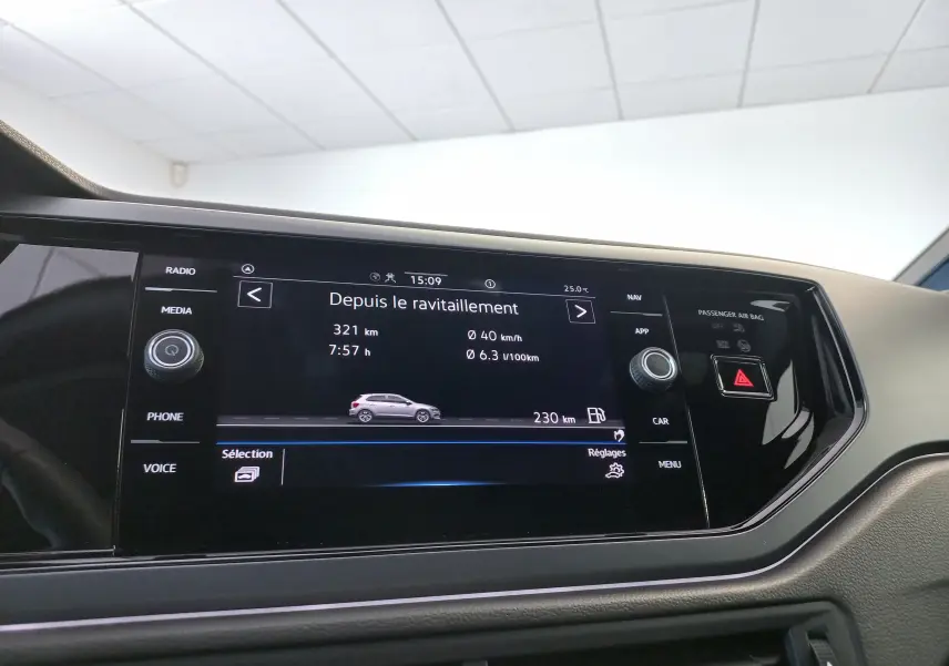 Vue intérieure du tableau de bord de la Volkswagen Polo 2025 avec écran tactile affichant les données de trajet.