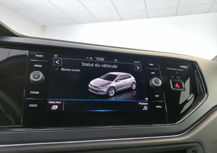 Écran tactile intérieur affichant le statut du véhicule Volkswagen Polo 2025 avec interface moderne et commandes autour.