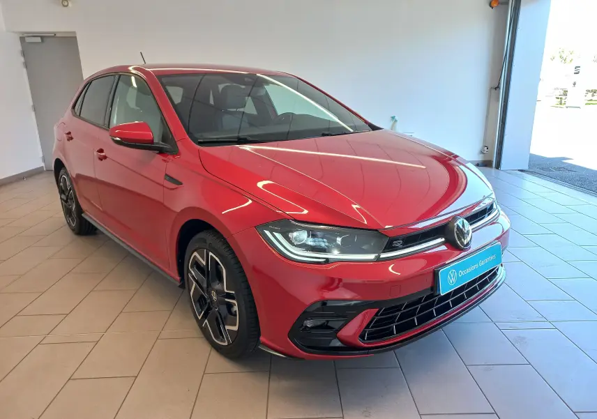 Volkswagen Polo 1.0 TSI 116 DSG7 R-Line Edition rouge Roi vue 3/4 avant en intérieur avec jantes noires distinctives.