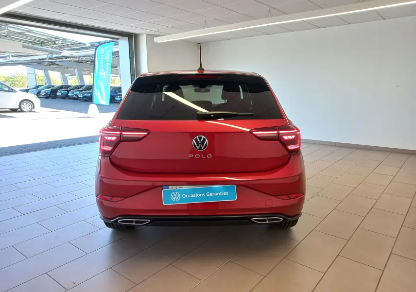 Vue arrière d'une Volkswagen Polo Rouge Roi 2025 en version R-Line Edition, avec feux LED et double sortie d'échappement.