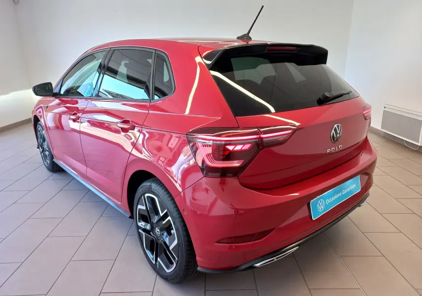 Vue 3/4 arrière droite d'une Volkswagen Polo Rouge Roi 2025 R-Line Edition avec jantes noires et vitres teintées.