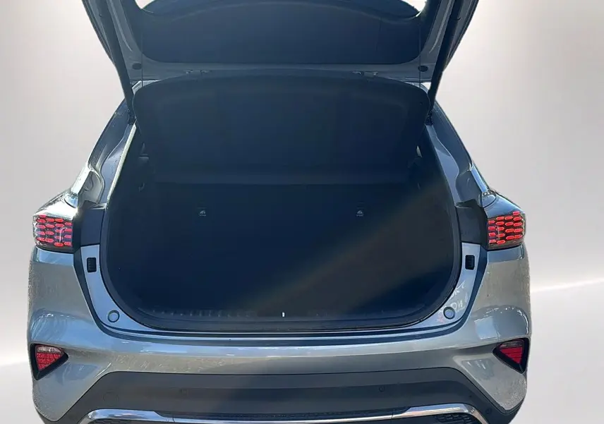 Vue arrière du Kia Xceed gris 2024 avec coffre ouvert et feux arrière LED allumés.
