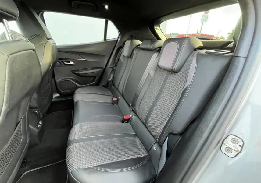 Vue intérieure côté gauche des sièges arrière en cuir et tissu gris du Peugeot 2008 II GT 2021