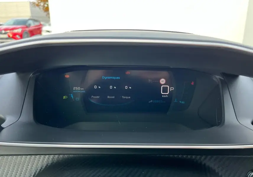 Affichage numérique du combiné tête haute 3D du Peugeot 2008 gris Artense, vue frontale du tableau de bord.