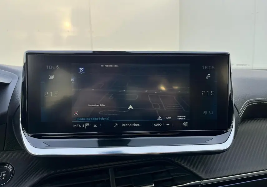 Écran tactile central du Peugeot 2008 II gris Artense avec navigation 3D et commandes climatiques numériques