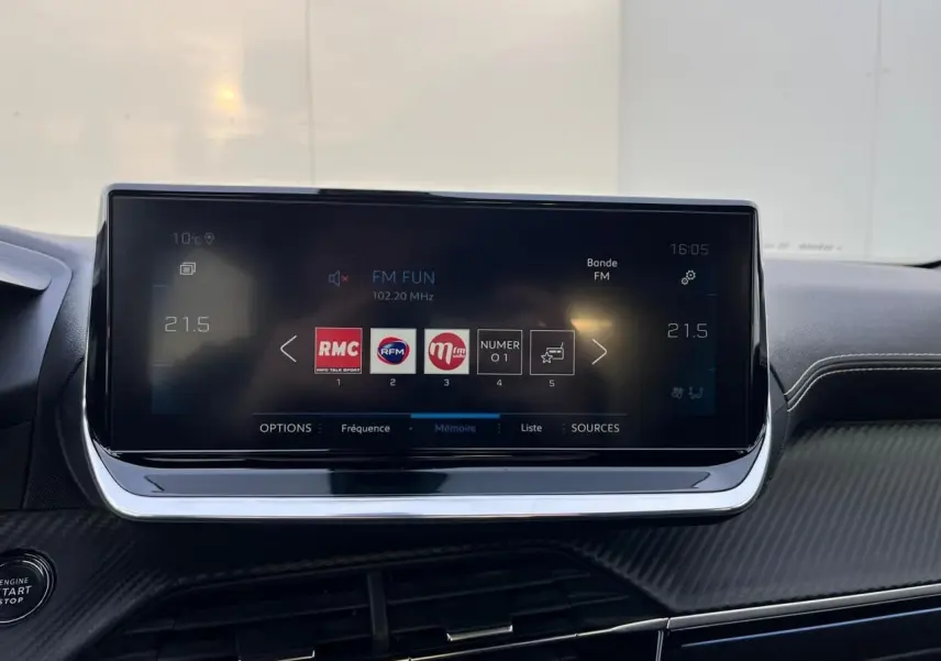 Écran tactile central du Peugeot 2008 II gris Artense, affichant la radio FM et commandes multimédia.