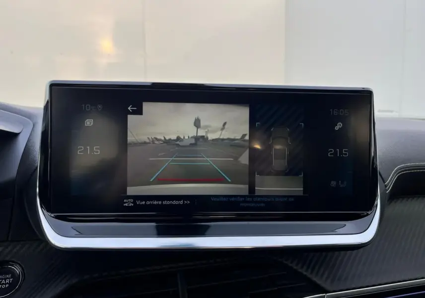 Écran tactile du Peugeot 2008 II affichant la caméra de recul et l'aide au stationnement en intérieur noir.