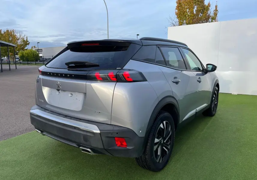 Peugeot 2008 gris Artense avec toit noir, vue 3/4 arrière droit, feux arrière à LED et jantes bi-ton 17 pouces.
