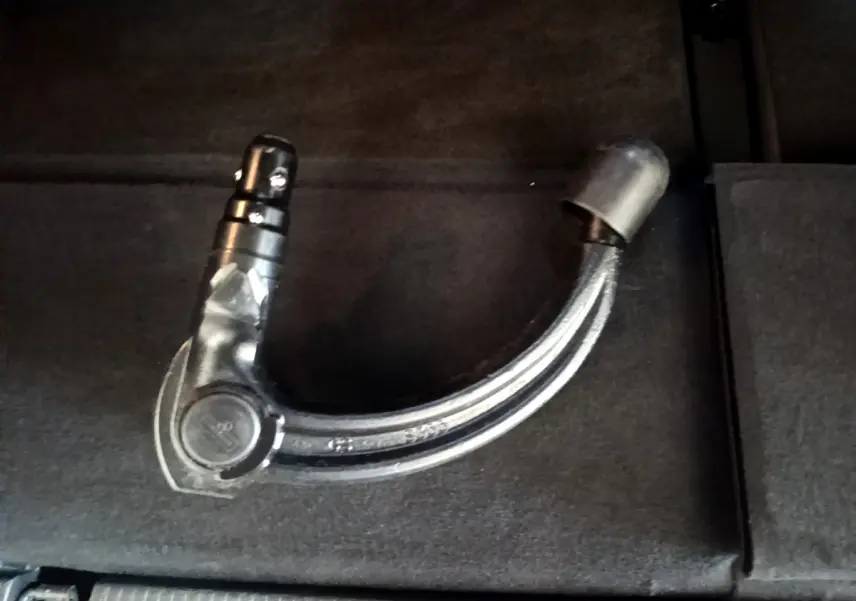 Gros plan sur attelage de remorque noir posé sur le plancher plat du coffre du Peugeot 5008 bleu 2021.