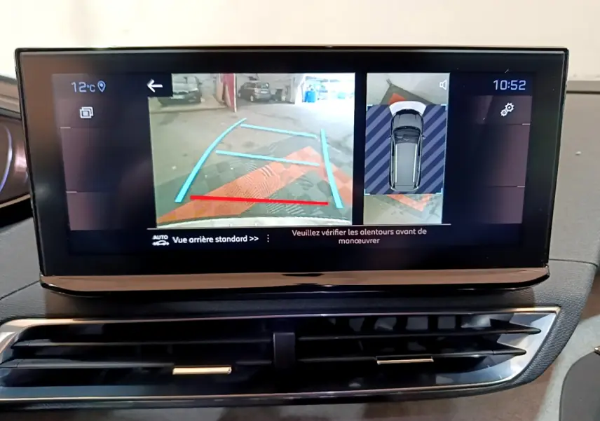 Écran tactile central du Peugeot 5008 bleu 2021 affichant la caméra de recul et l'aide au stationnement